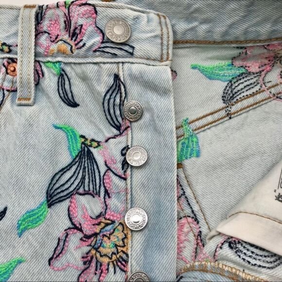Levi’s 501 Hella Bloom Cut-Off High-Rise S… - Picture 8 of 9